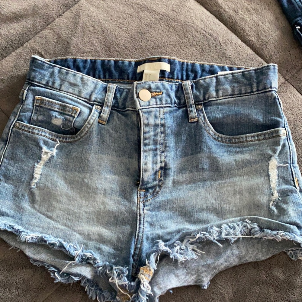 H&M distressed jean shorts